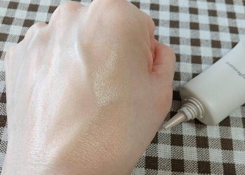 メイクアップクリームを塗り拡げた手の甲