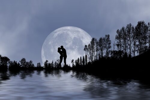 満月の夜に愛し合うカップル